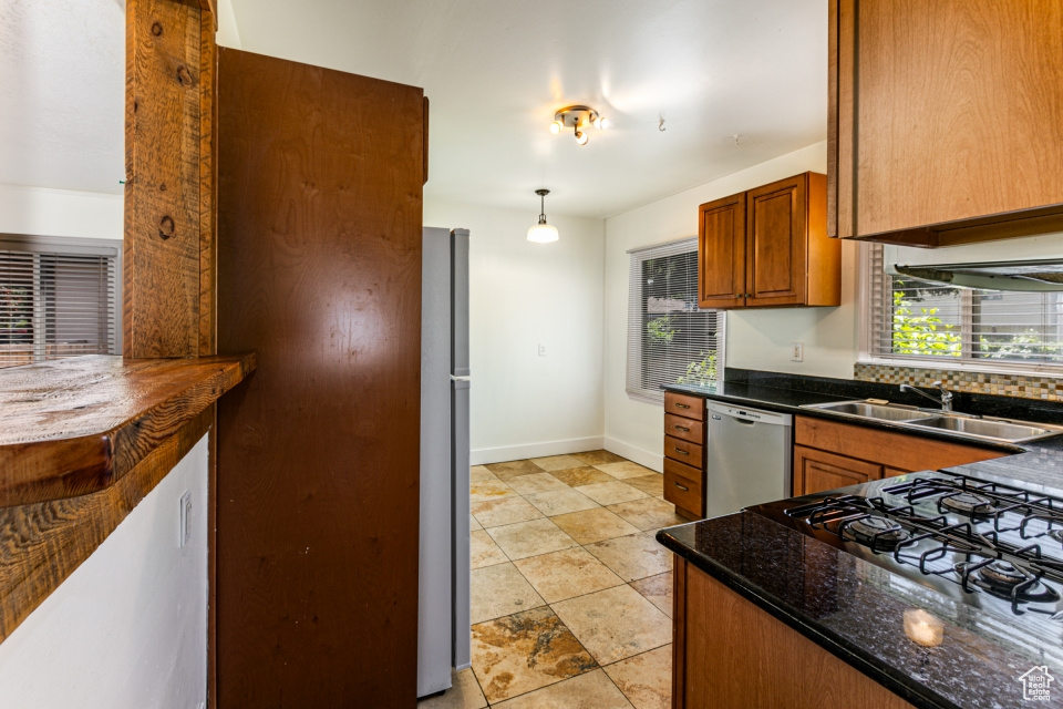 Salt Lake City, Utah 84106, United States, 4 Bedrooms Bedrooms, ,2 BathroomsBathrooms,Residential,Pending,55365