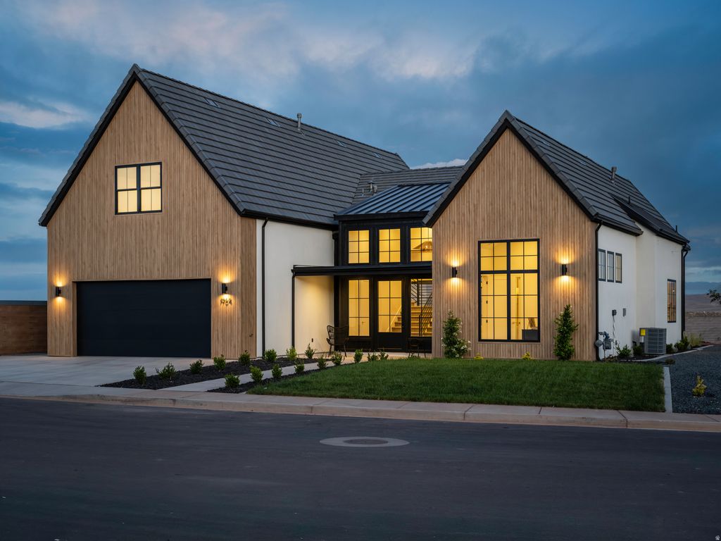 Photo of 1964 CREEKSIDE Ct, Washington, UT 84780 (MLS # 2156752)