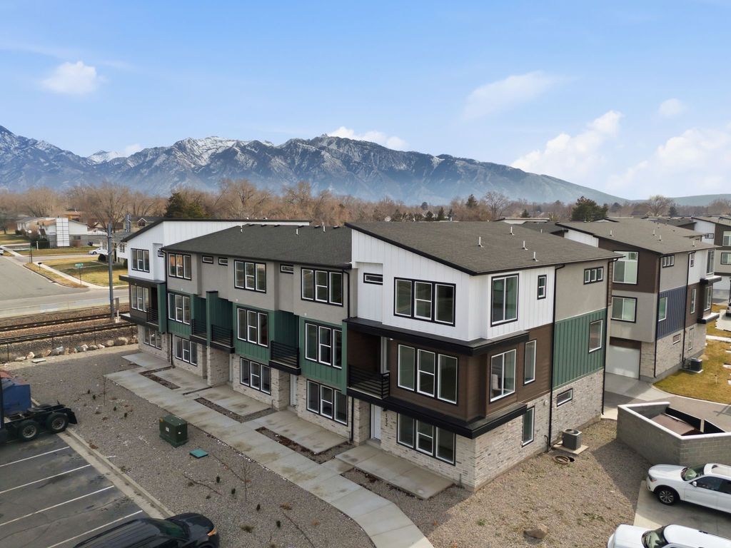 Photo of 136 CHAMBORD CT E, Sandy, UT 84070 (MLS # 2133017)