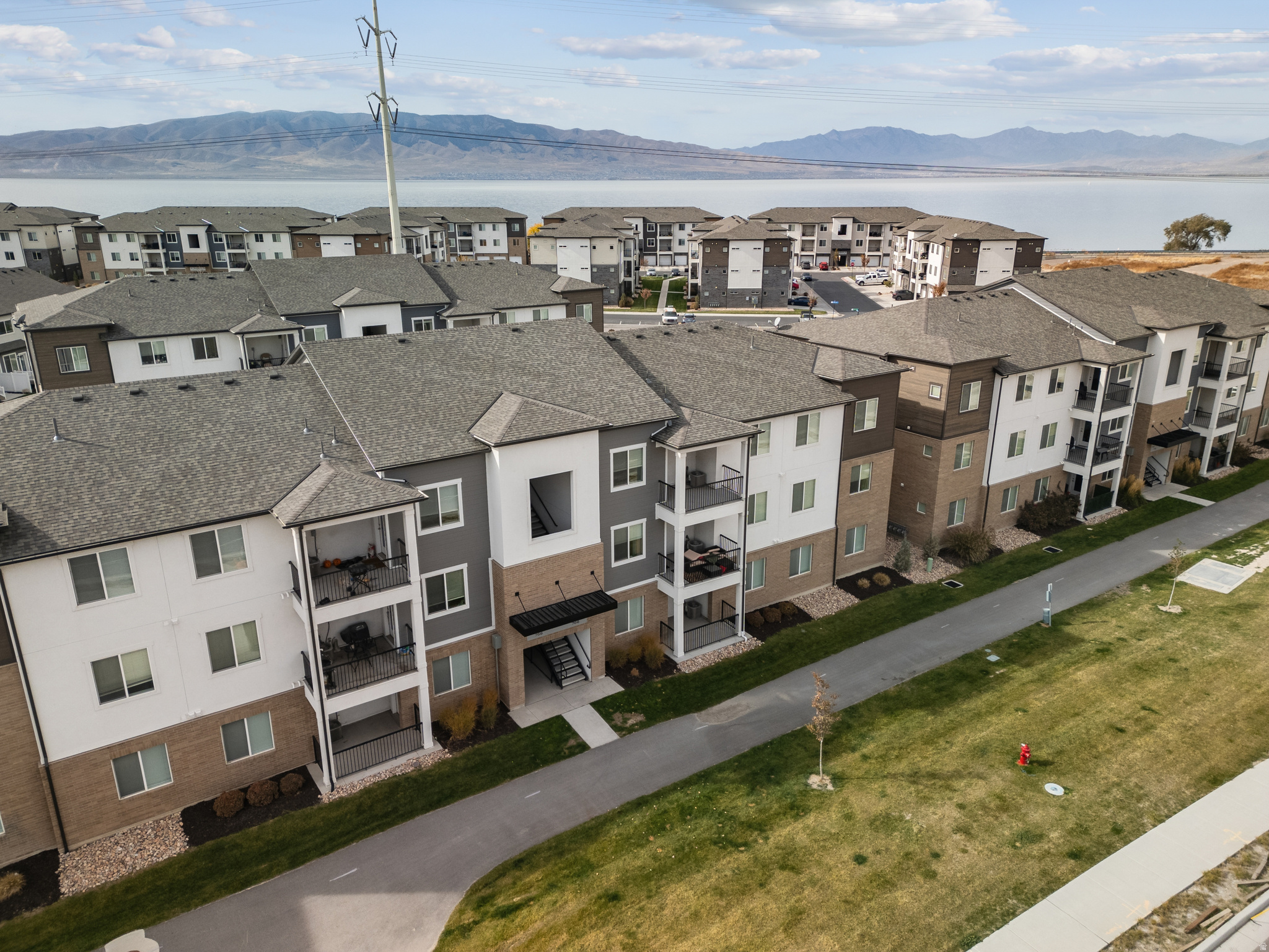 LAKE FRONT - Residential