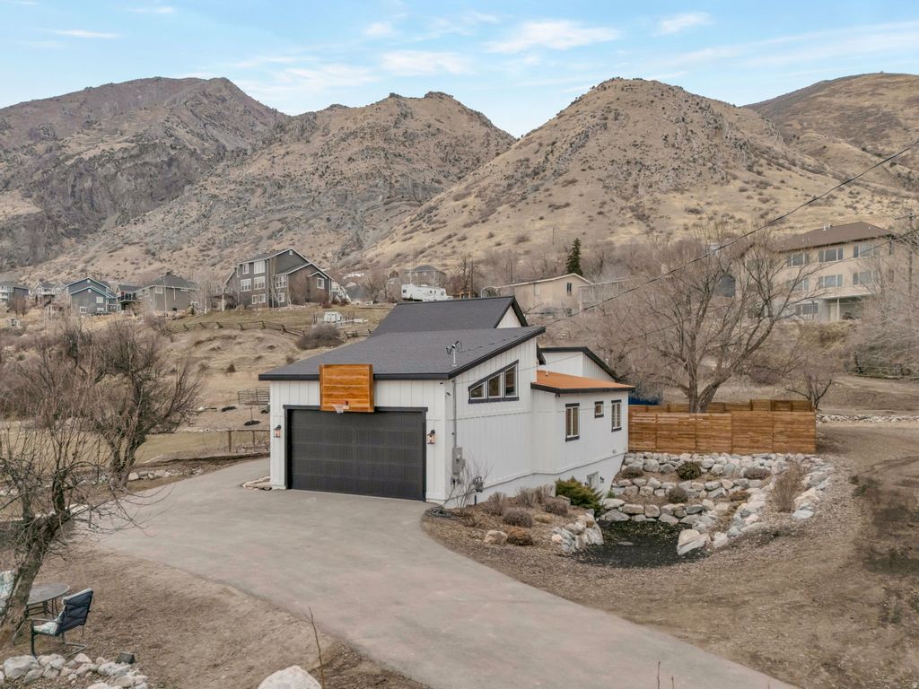 Photo of 711 E 400 N, Springville, UT 84663 (MLS # 2135907)