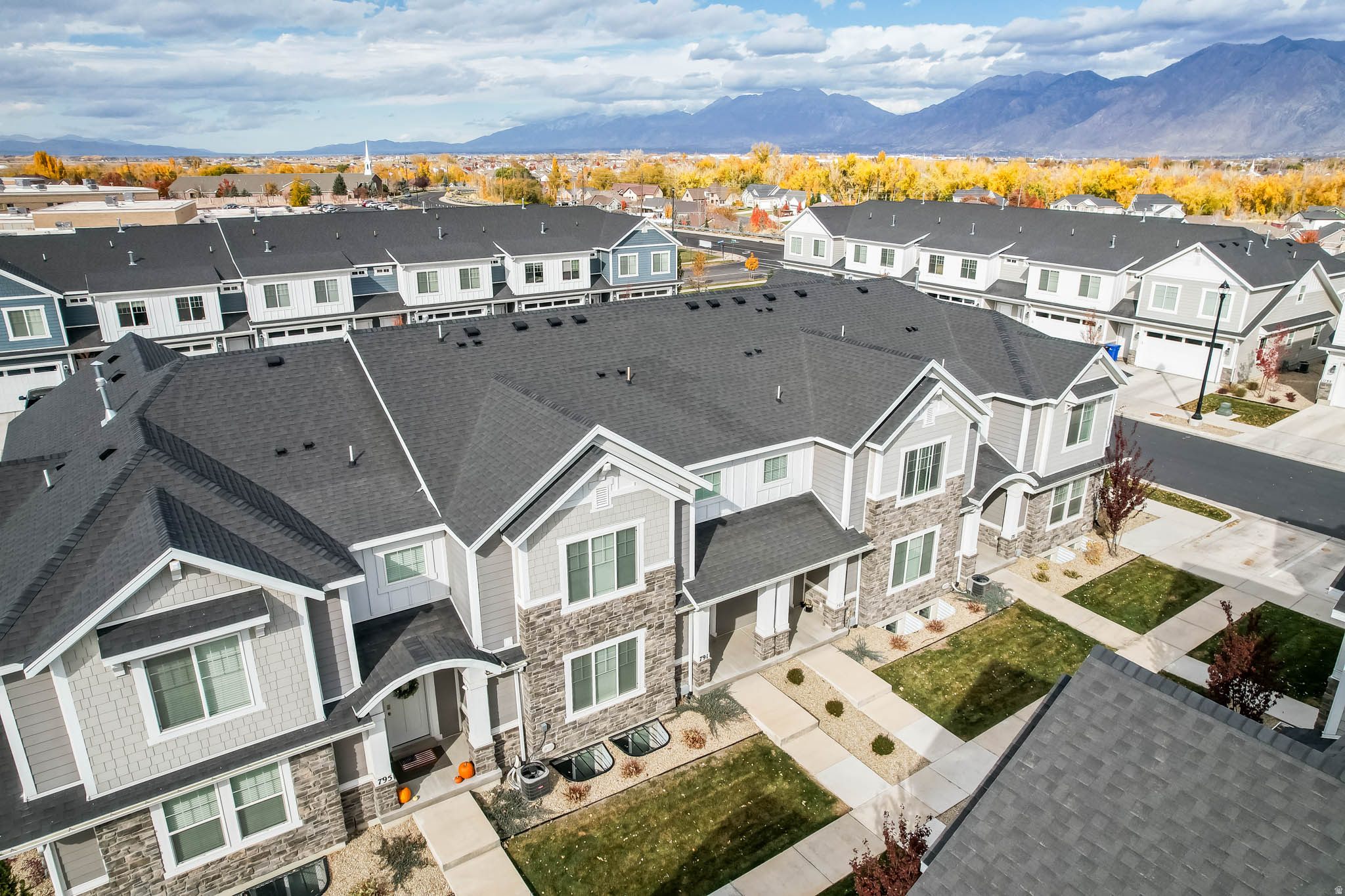 DEL MONTE TOWNHOMES - Residential