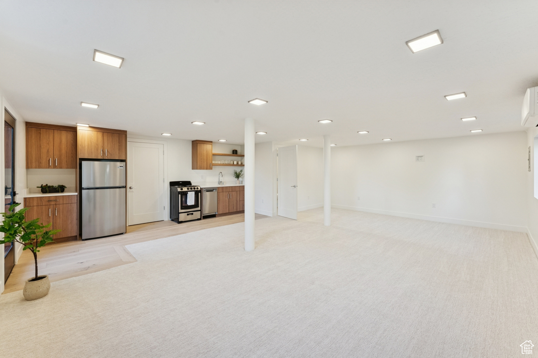 Salt Lake City, Utah 84121, United States, 5 Bedrooms Bedrooms, ,4 BathroomsBathrooms,Residential,Active,234376