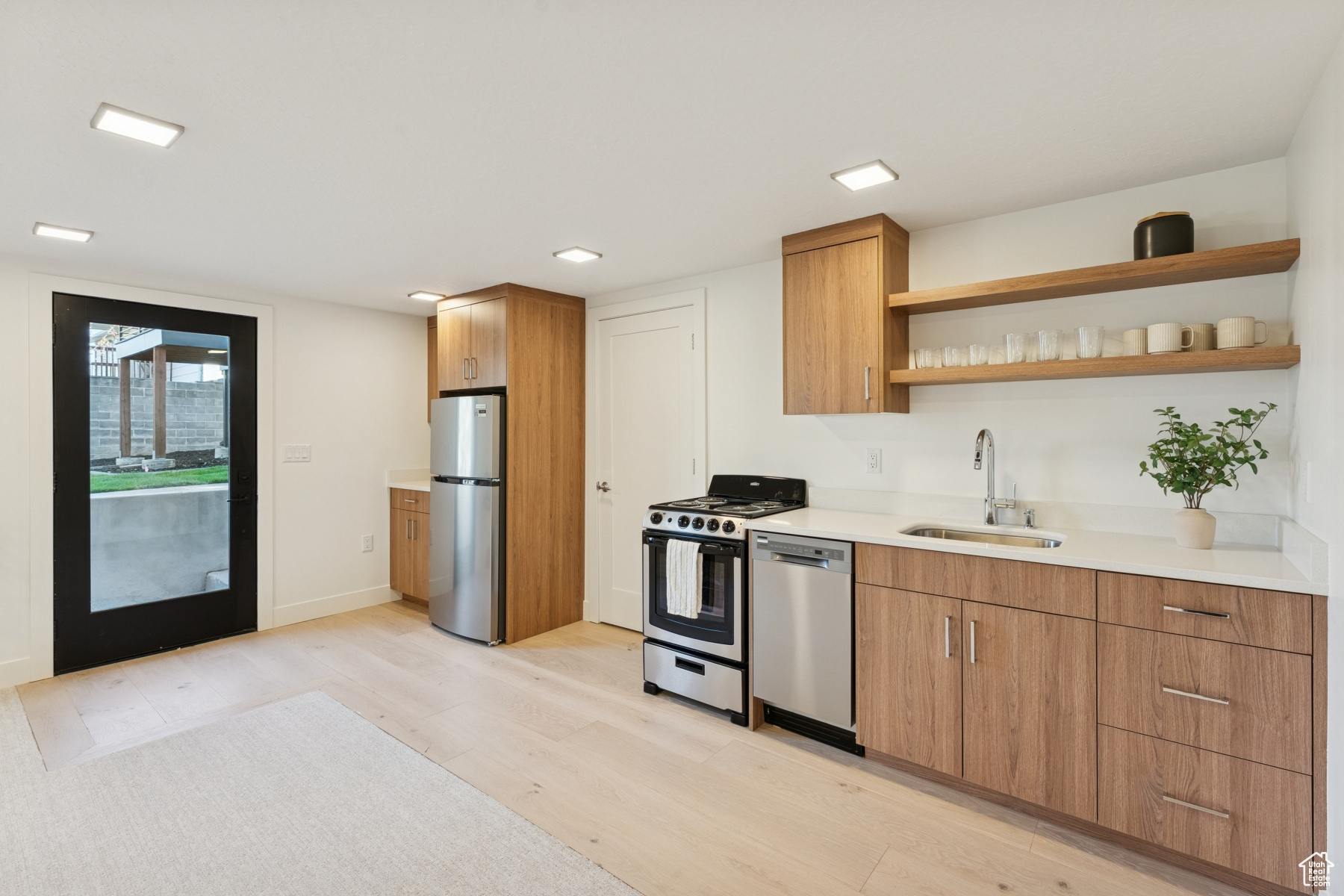 Salt Lake City, Utah 84121, United States, 5 Bedrooms Bedrooms, ,4 BathroomsBathrooms,Residential,Active,234376