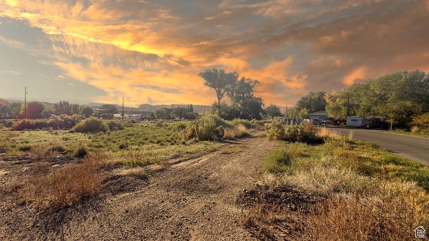 Check out this site of you love gorgeous sunsets in Price! Enjoy easy access to utilities when you build your dream home and a shop on this gorgeous, tree-covered 0.61 acre lot!