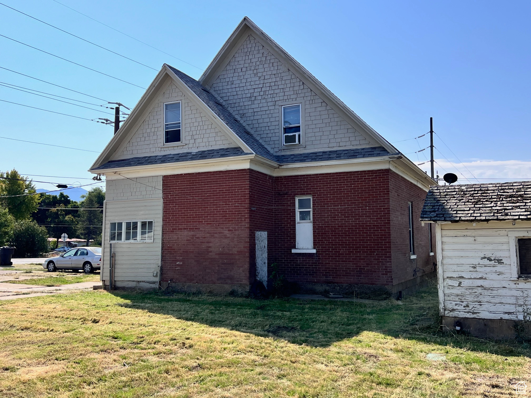 Main image without alt text