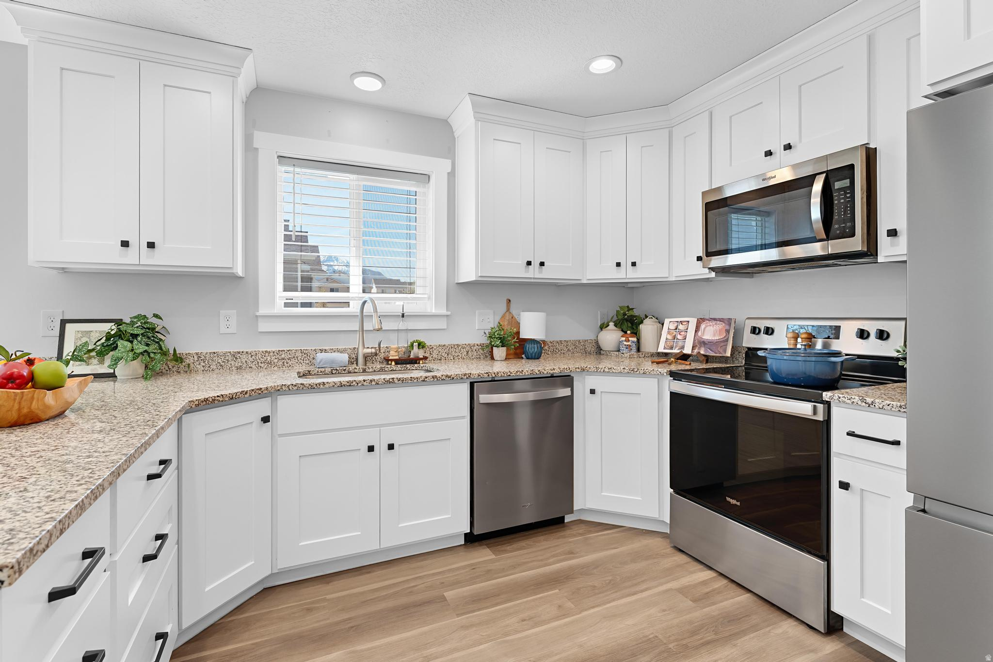 APPLE HOLLOW - Residential