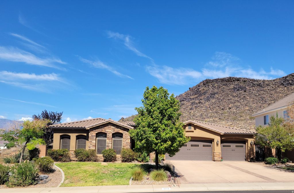 Photo of 3224 W 2490 S, Hurricane, UT 84737 (MLS # 2122838)