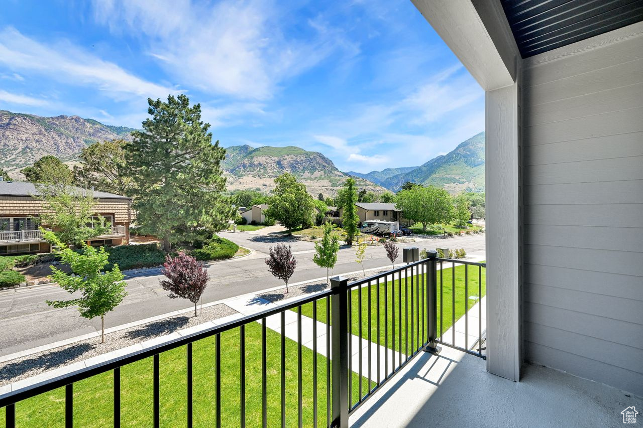 THE OVERLOOK AT 16TH TOWN HOMES - Residential