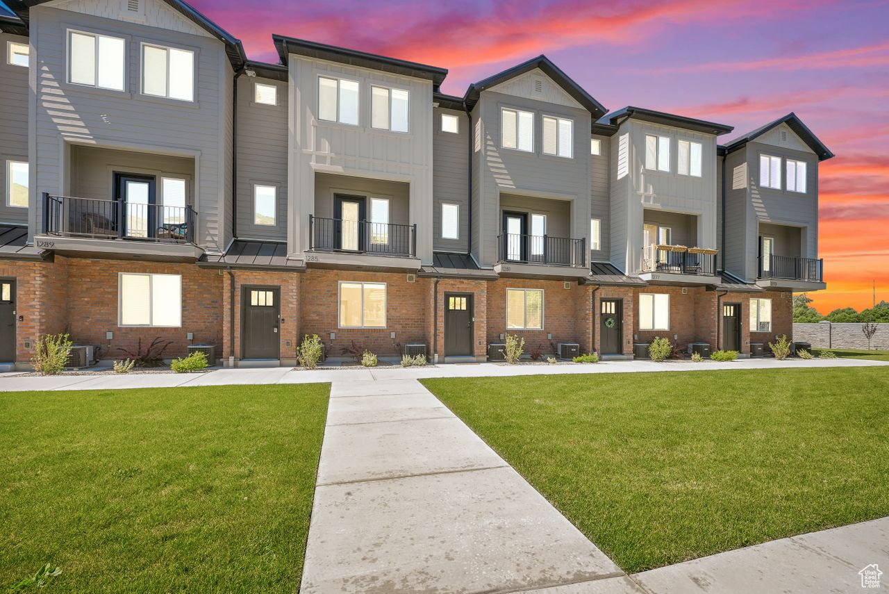 THE OVERLOOK AT 16TH TOWN HOMES - Residential