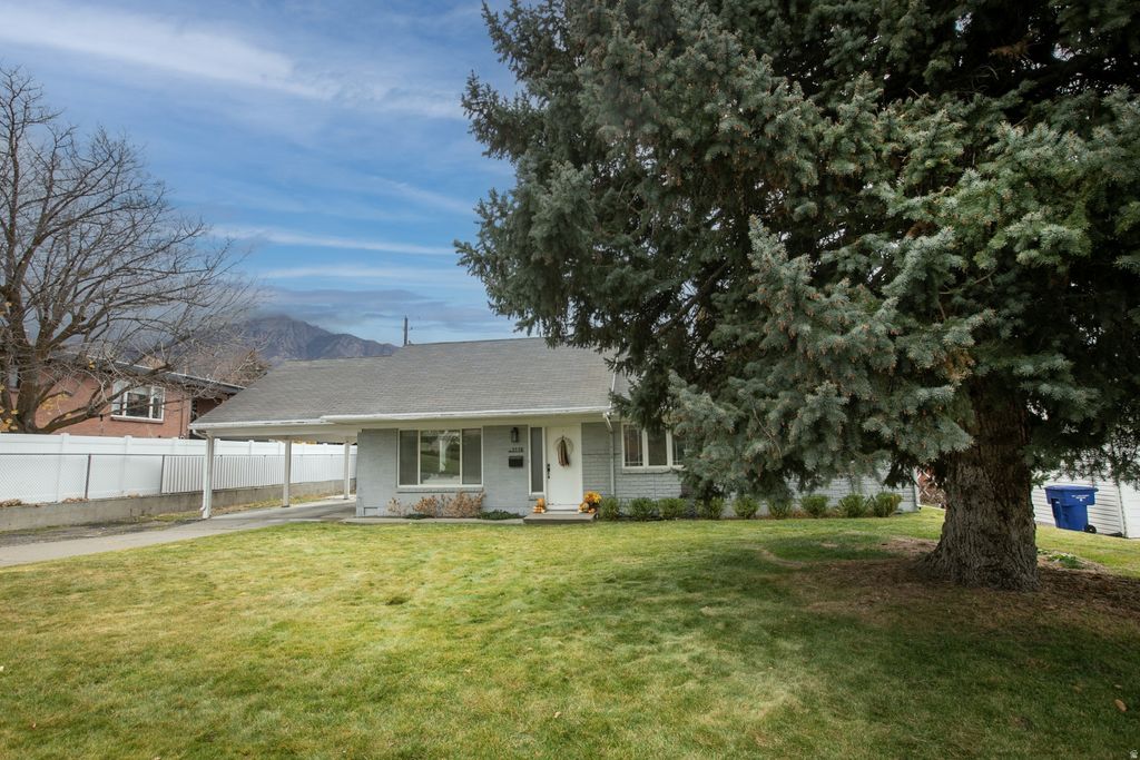 Photo of 2118 E TERRA LINDA DR, Holladay, UT 84124 (MLS # 2124826)
