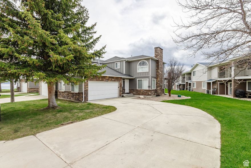 This beautifully updated townhouse, just steps from the Bear Lake, boasts a brand-new kitchen and modern flooring throughout. Ideal for hosting gatherings, this home offers a spacious and inviting atmosphere. The HOA provides top-notch amenities including a sparkling pool, tennis courts, and a basketball court, ensuring endless entertainment options. With short-term rentals permitted and current bookings through July, this property presents a fantastic investment opportunity. Don't miss the chance to own a stylish, versatile townhouse in a prime location!