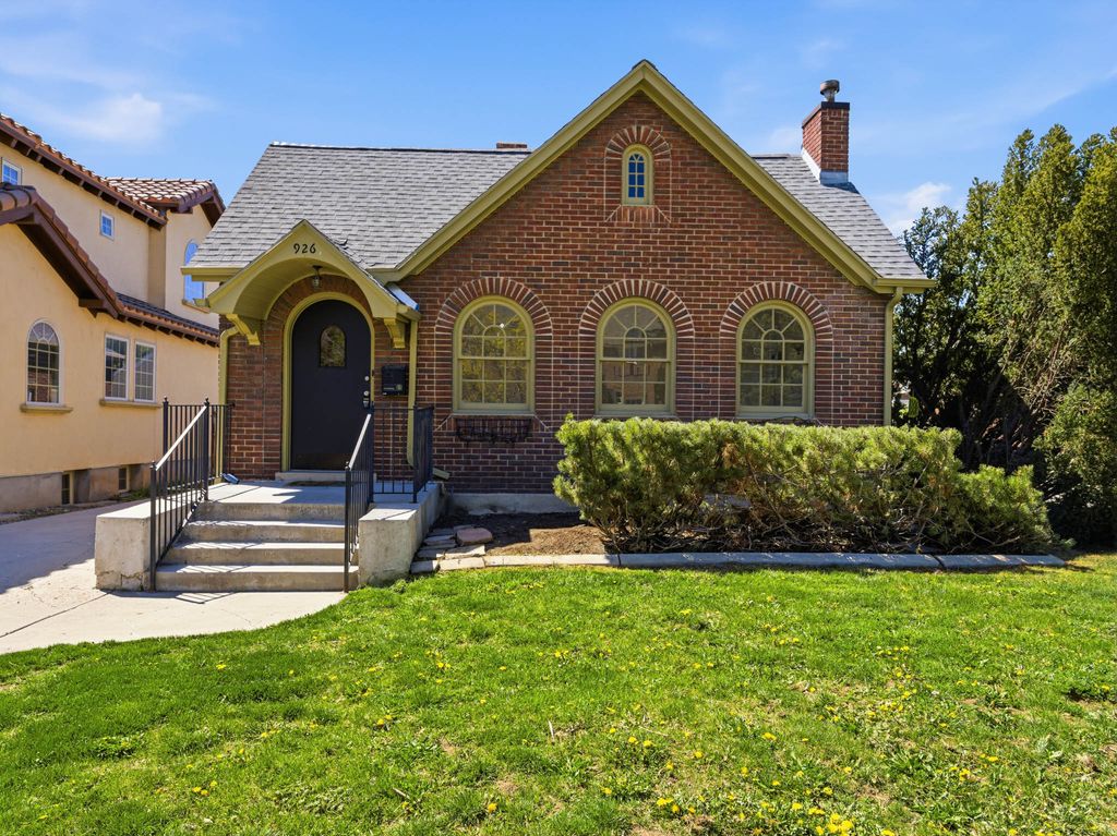 Photo of 926 S GREENWOOD TERRACE Ter E, Salt Lake City, UT 84105 (MLS # 2148738)