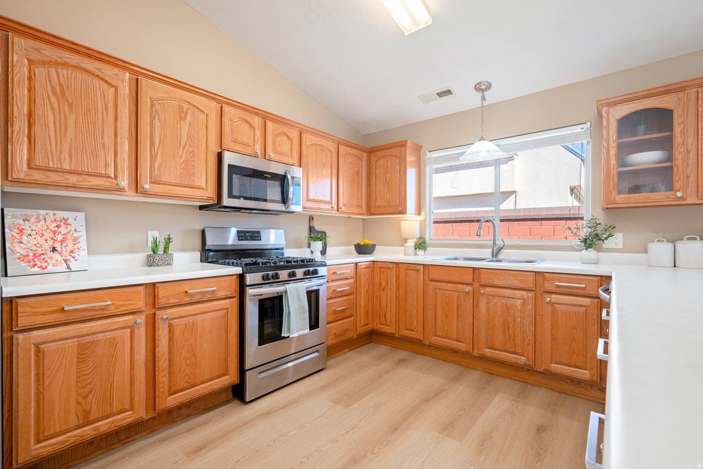 Photo of 560 W 100 S, Hurricane, UT 84737 (MLS # 2185192)