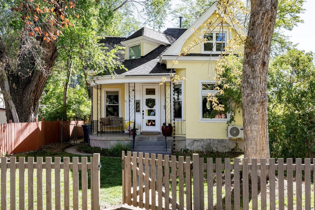Photo of 1527 ROBERTA ST, Salt Lake City, UT 84115 (MLS # 2184406)