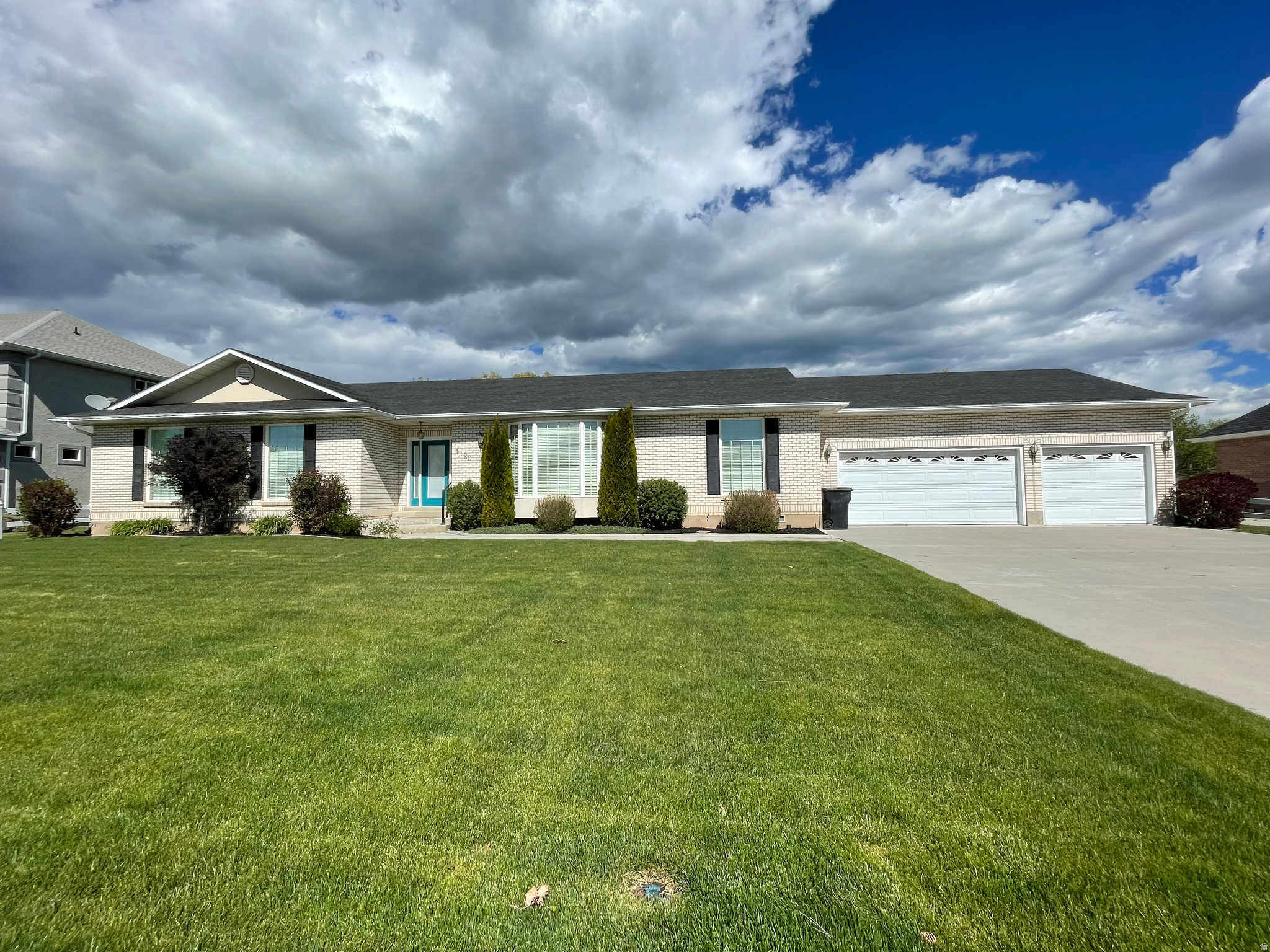 COUNTRY CLUB ESTATES - Residential