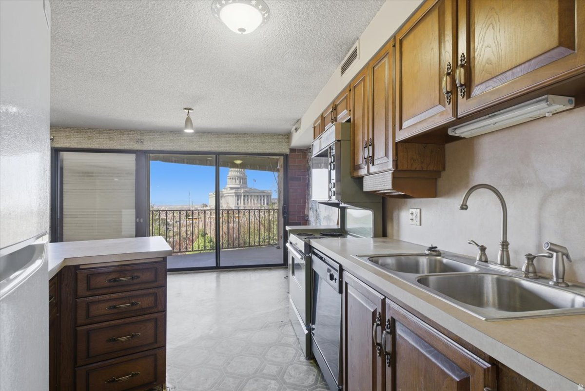 TOWER HILL CONDOMINIUM - Residential