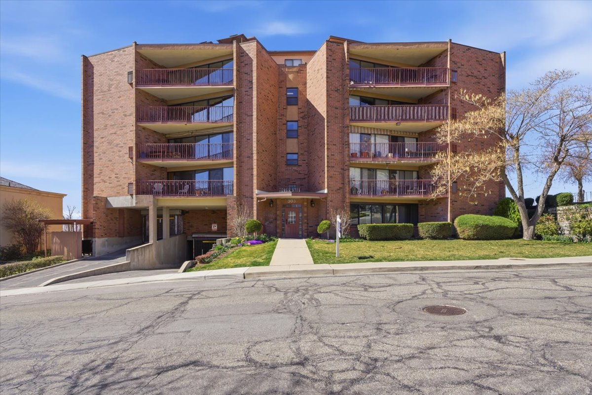 TOWER HILL CONDOMINIUM - Residential