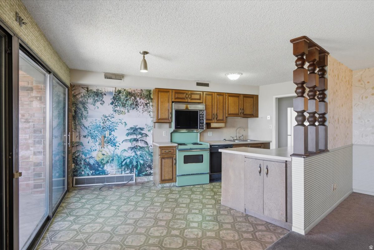 TOWER HILL CONDOMINIUM - Residential