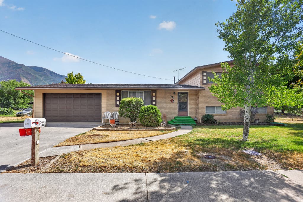 Photo of 333 W MAPLE ST, Mapleton, UT 84664 (MLS # 2181366)