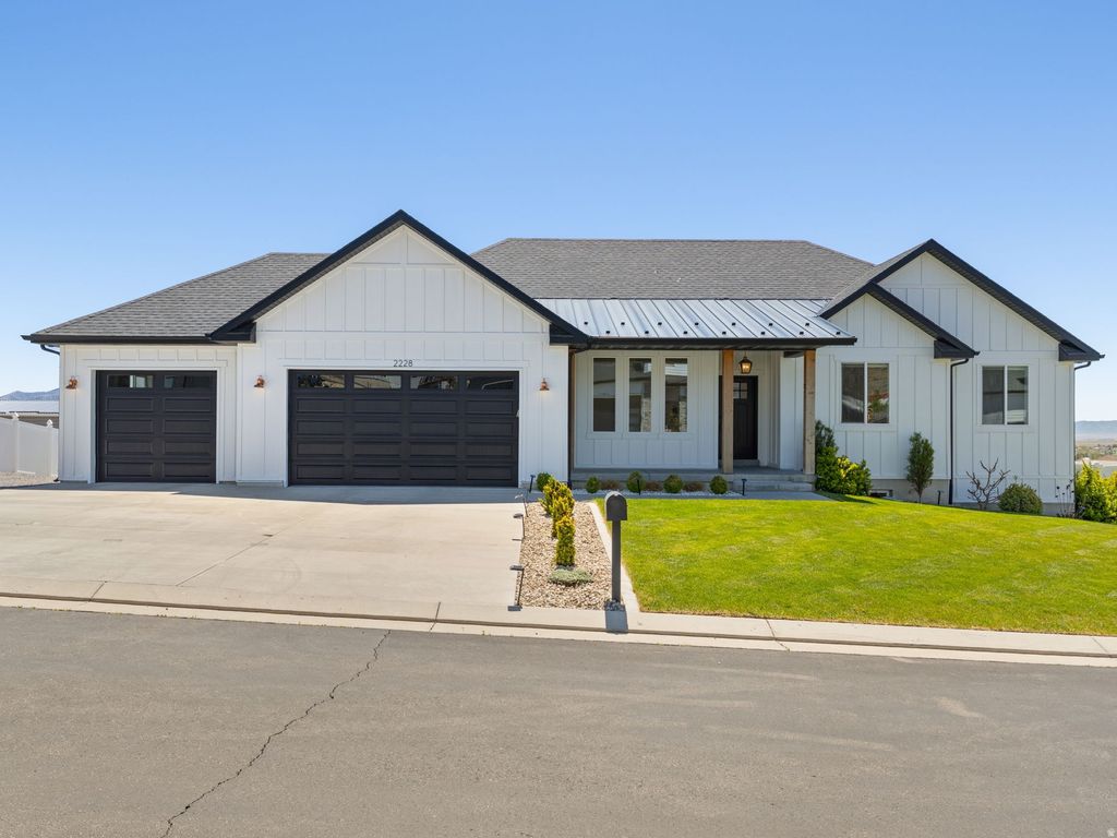 Photo of 2228 E GRENADA LN, Eagle Mountain, UT 84005 (MLS # 2156321)
