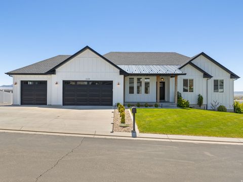 Photo of 2228 E GRENADA LN, Eagle Mountain, UT 84005 (MLS # 2156321)