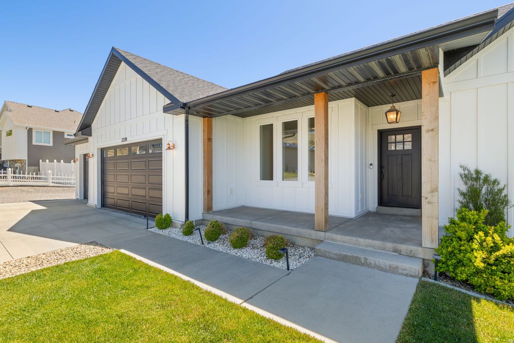 Photo of 2228 E GRENADA LN, Eagle Mountain, UT 84005 (MLS # 2156321)