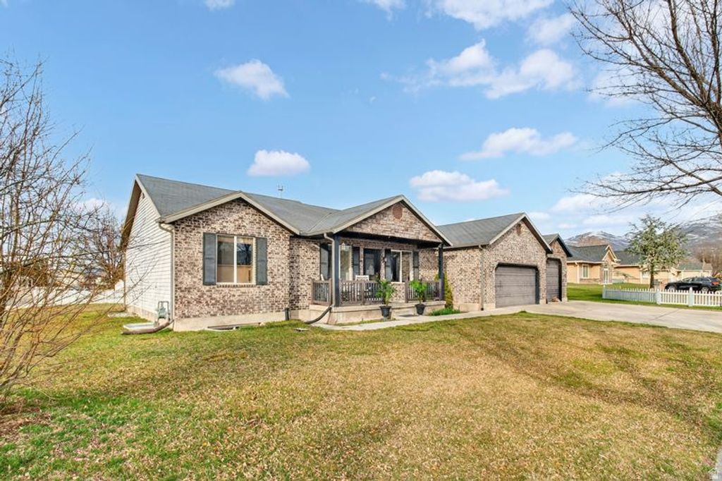 Photo of 922 W 2100 S, Woods Cross, UT 84087 (MLS # 2141832)