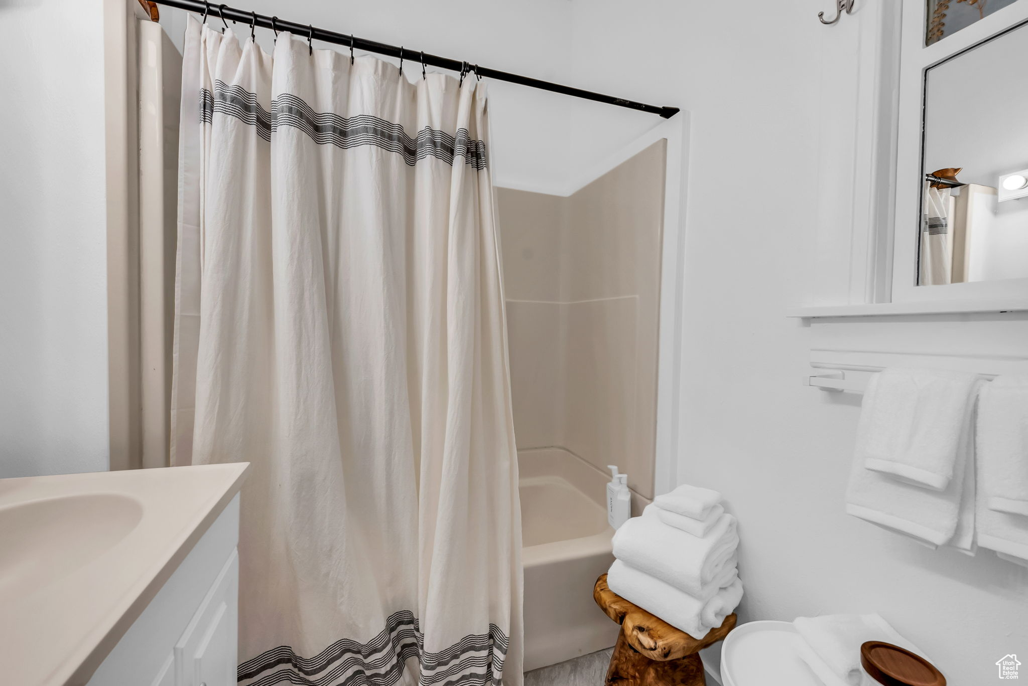 COM. 164.5 FT E & 8 RDS S OF NW COR OF BLK 80 - Residential