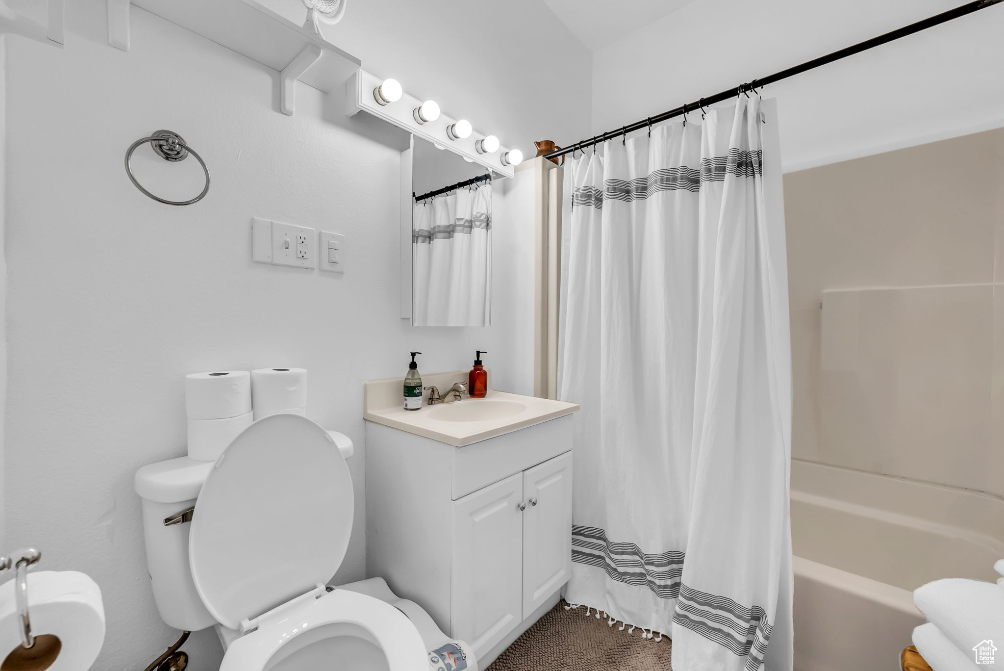 COM. 164.5 FT E & 8 RDS S OF NW COR OF BLK 80 - Residential