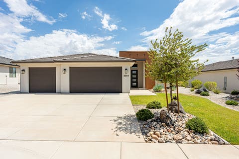 Photo of 3084 E FUCHSIA DR, Saint George, UT 84790 (MLS # 2173301)