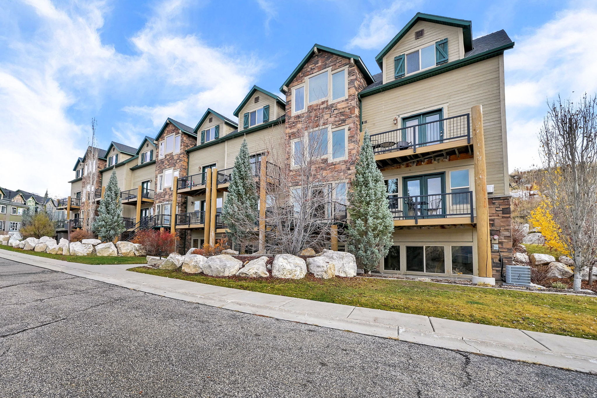 MOOSE HOLLOW CONDOMI - Residential