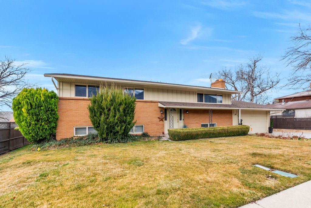 Photo of 692 S JUNIPER AVE, Pleasant Grove, UT 84062 (MLS # 2140726)