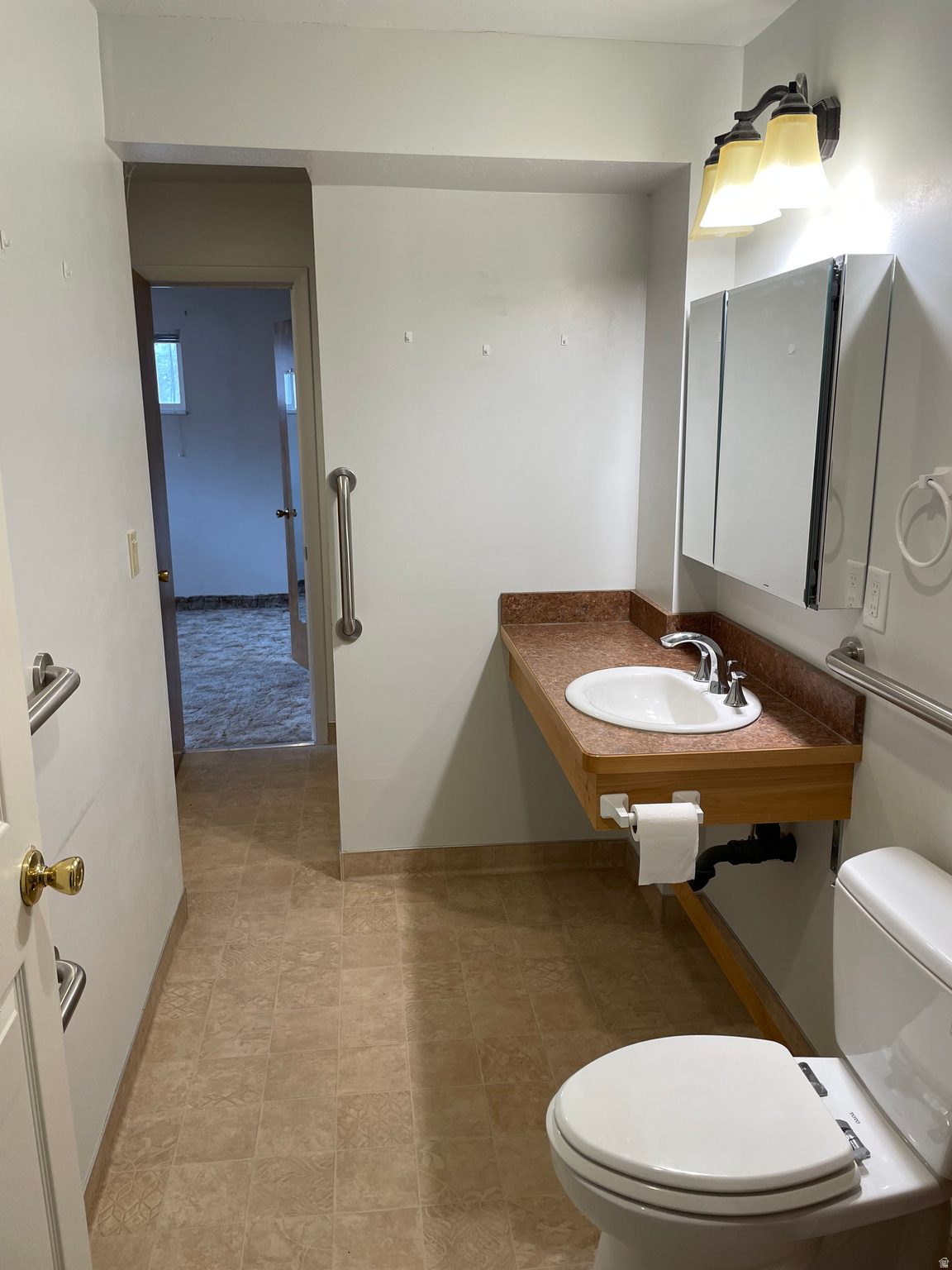 Main image without alt text