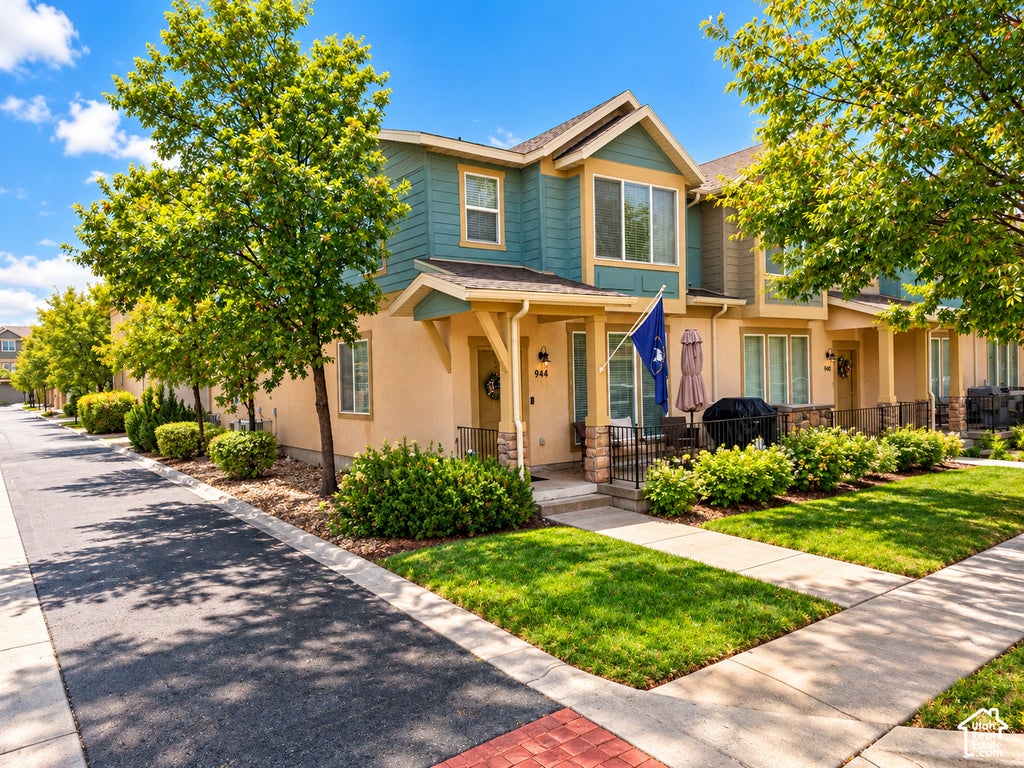 Photo of 944 W WILLOW GREEN WAY, Farmington, UT 84025 (MLS # 2191986)