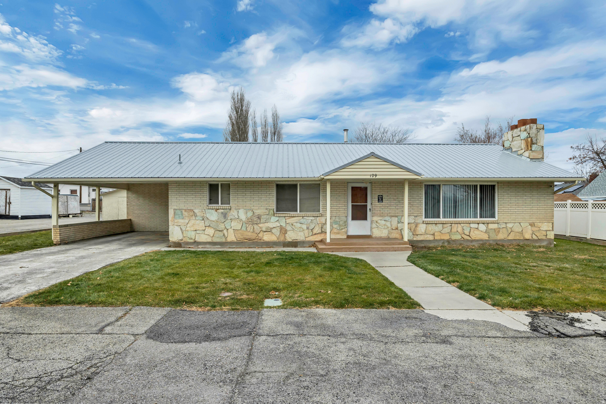 Main image without alt text