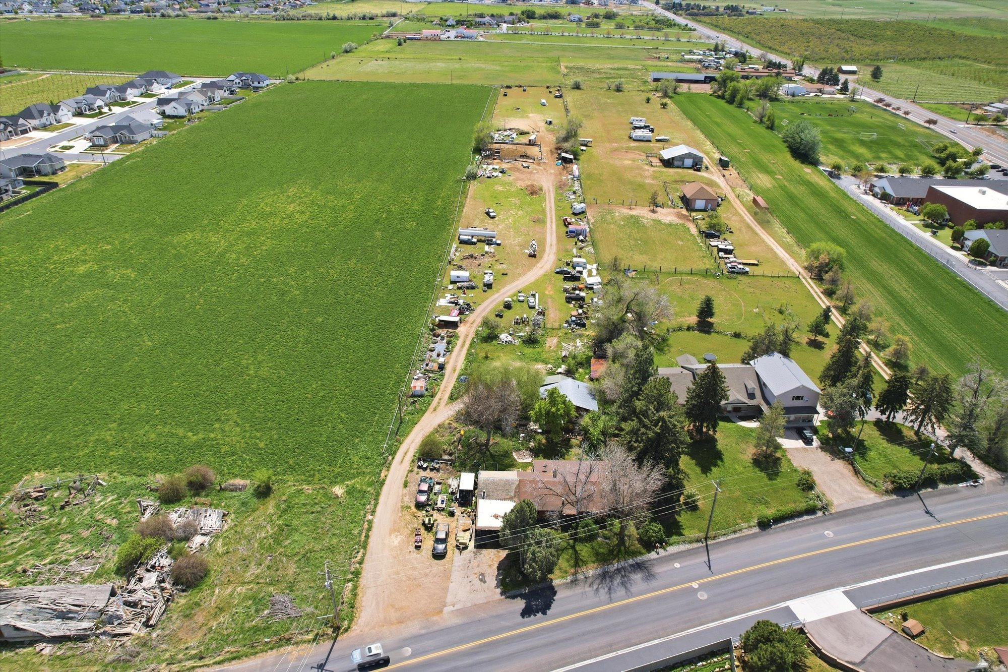 Main image without alt text