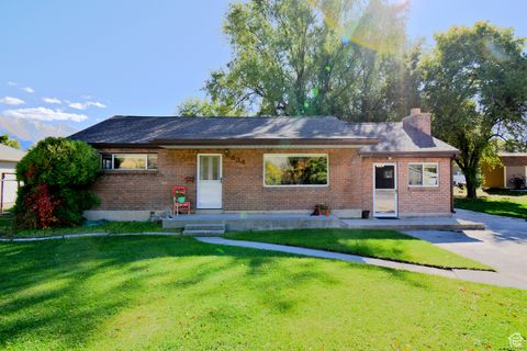 Photo of 834 E CENTER ST, Springville, UT 84663 (MLS # 2117211)