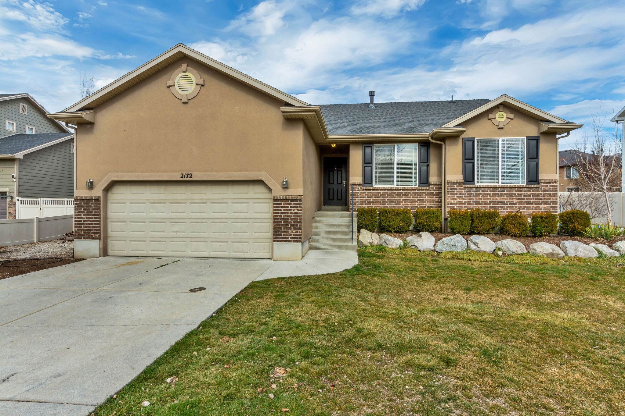 2172 W RIFLEMAN DR N