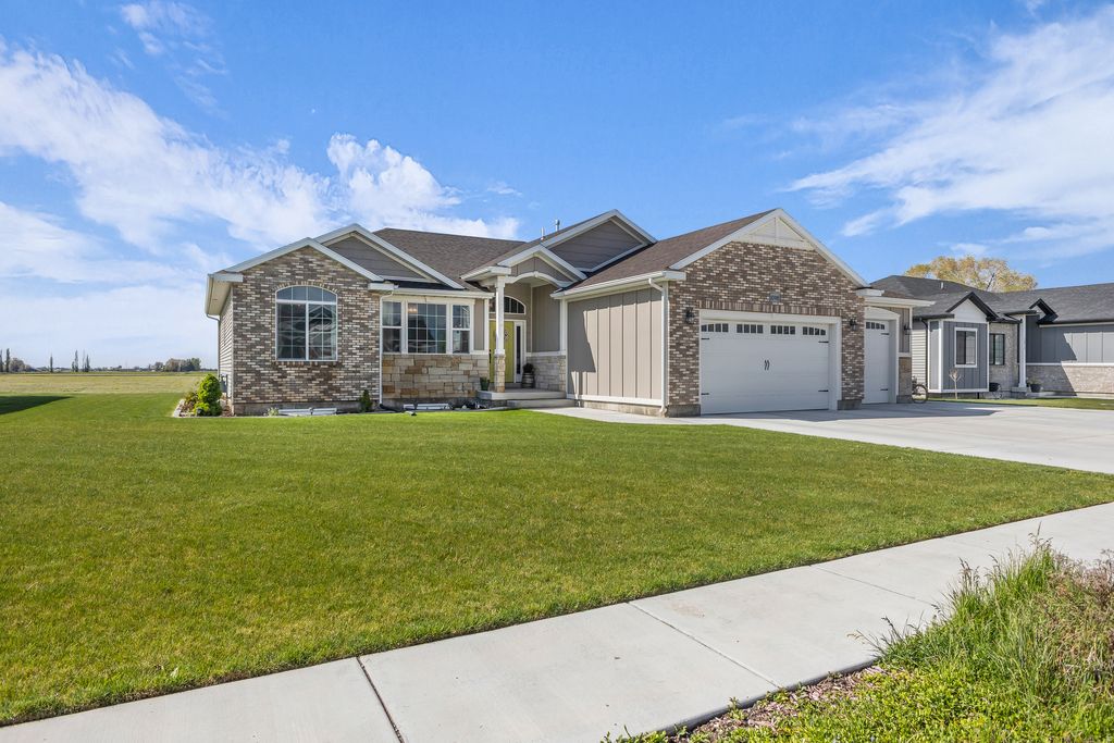 Photo of 1092 E 250 S, Tremonton, UT 84337 (MLS # 2154266)