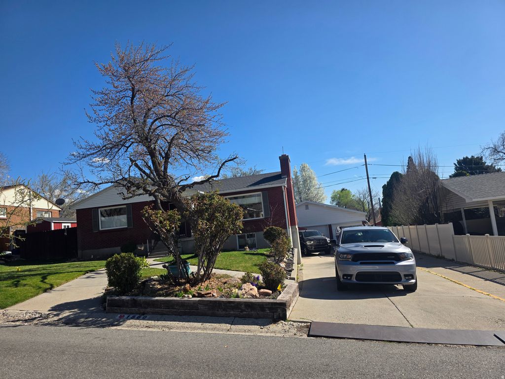 Photo of 1860 E NORTHWOODSIDE DR, Holladay, UT 84124 (MLS # 2146112)