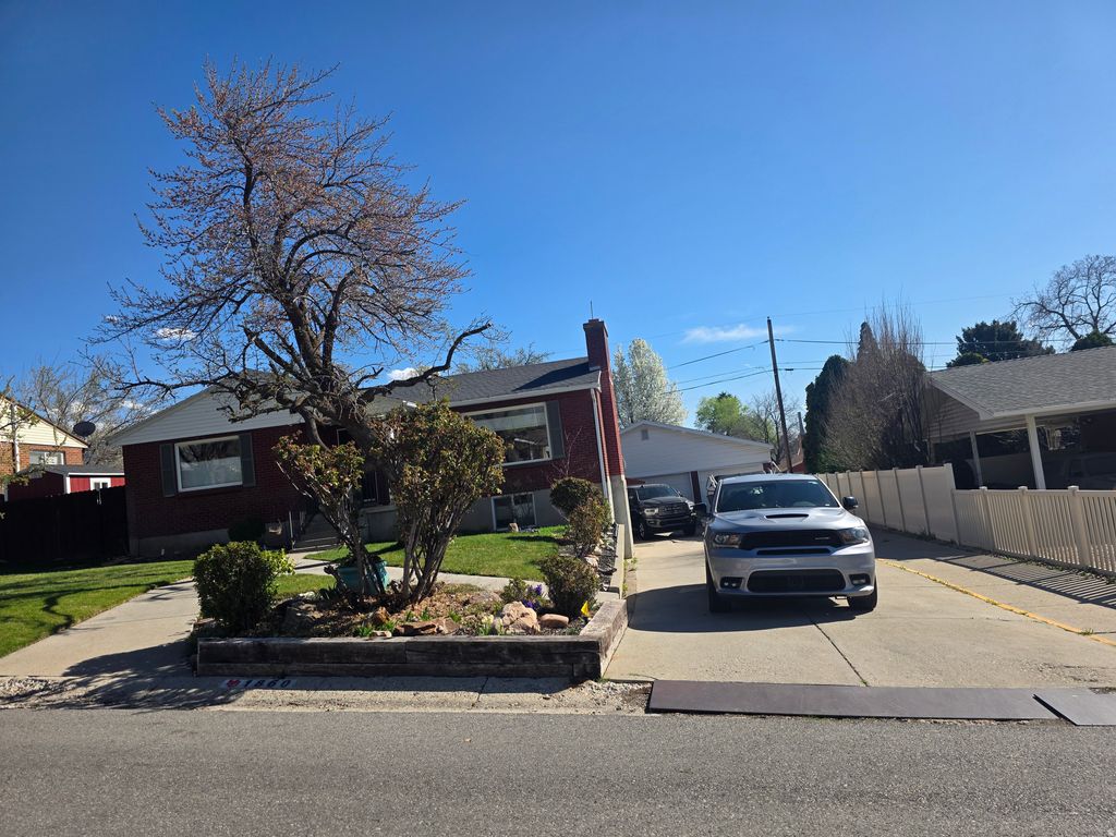 Photo of 1860 E NORTHWOODSIDE DR, Holladay, UT 84124 (MLS # 2146112)