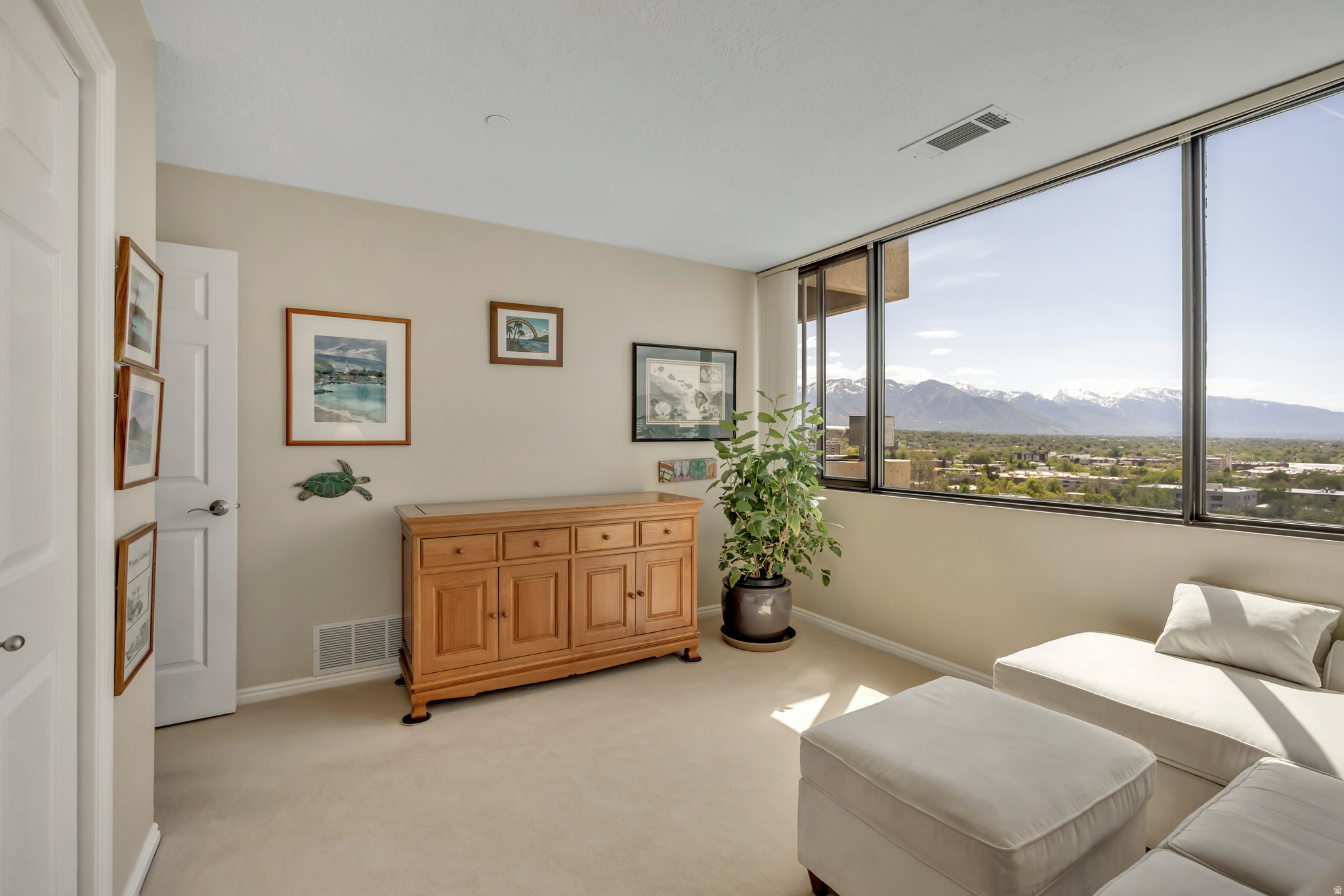 GOVERNORS PLAZA - Residential