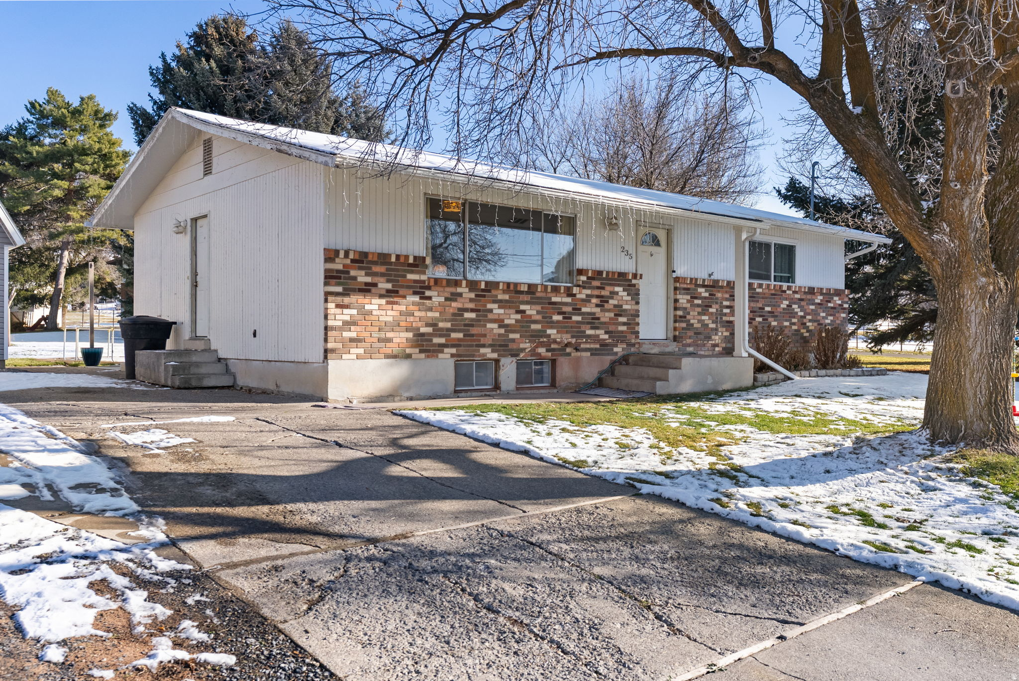 Main image without alt text