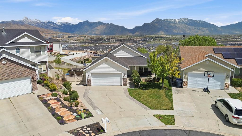 Photo of 2518 N APRICOT PL W, Saratoga Springs, UT 84045 (MLS # 2153068)