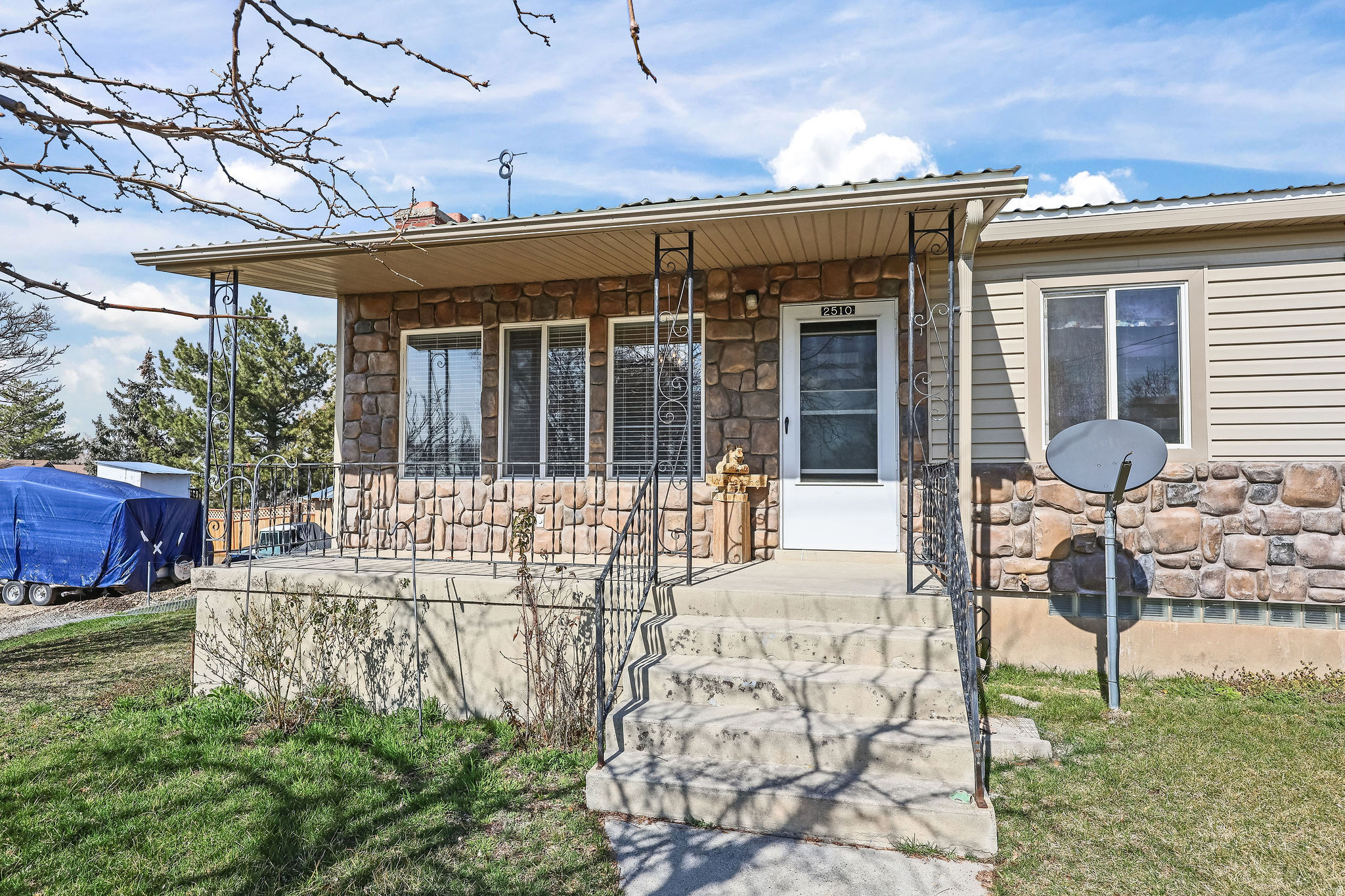 Main image without alt text