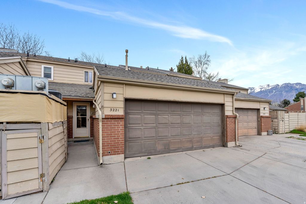 Photo of 3221 SHADOWBROOK CIR, Provo, UT 84604 (MLS # 2145786)