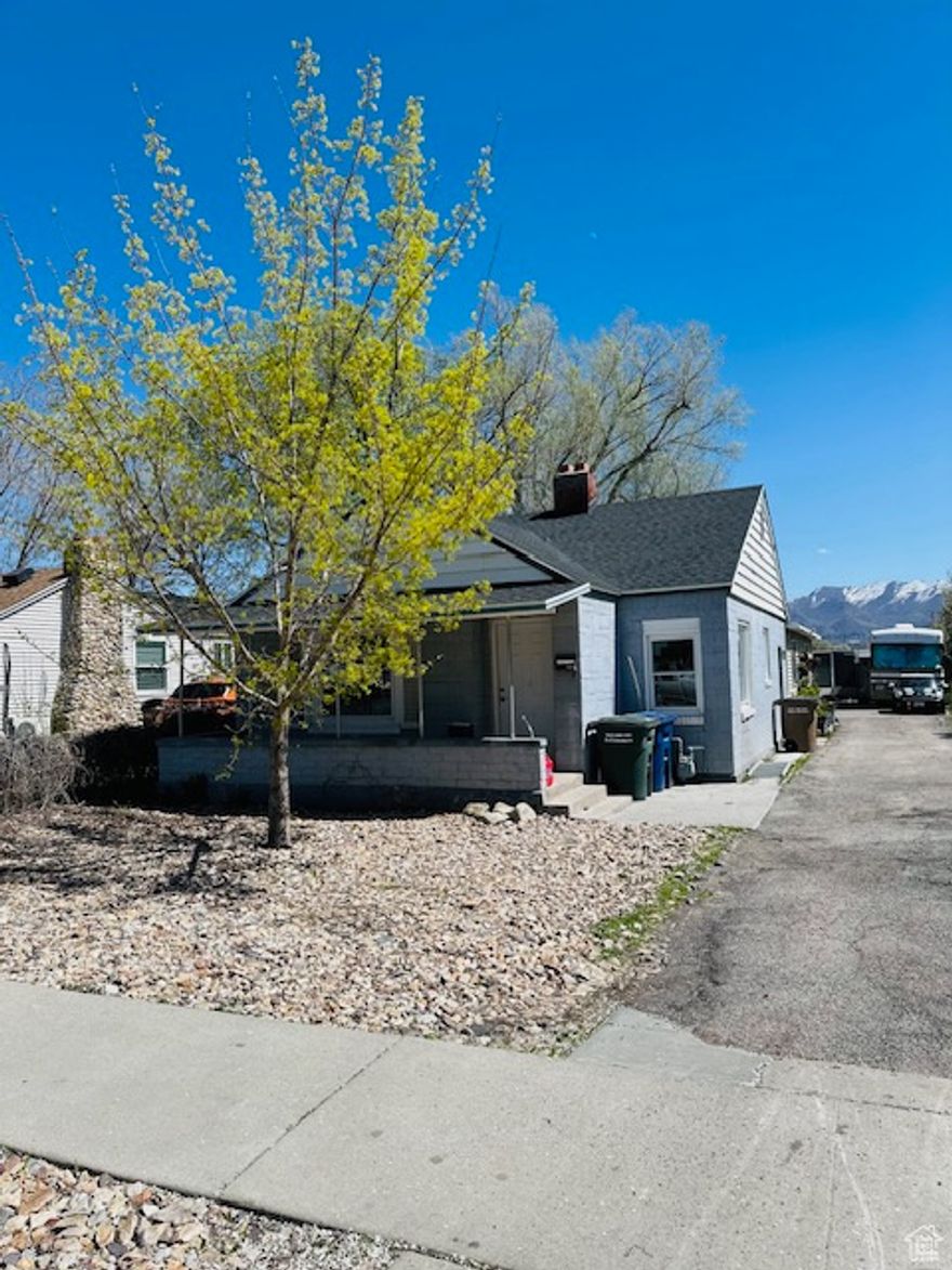 This Duplex is located close to downtown salt lake city. This property offer two units both are currently rented out at $1200 each . If you are looking to invest this is a great opportunity to step into. Due to resident's privacy please plan 24 hours ahead for any showings.