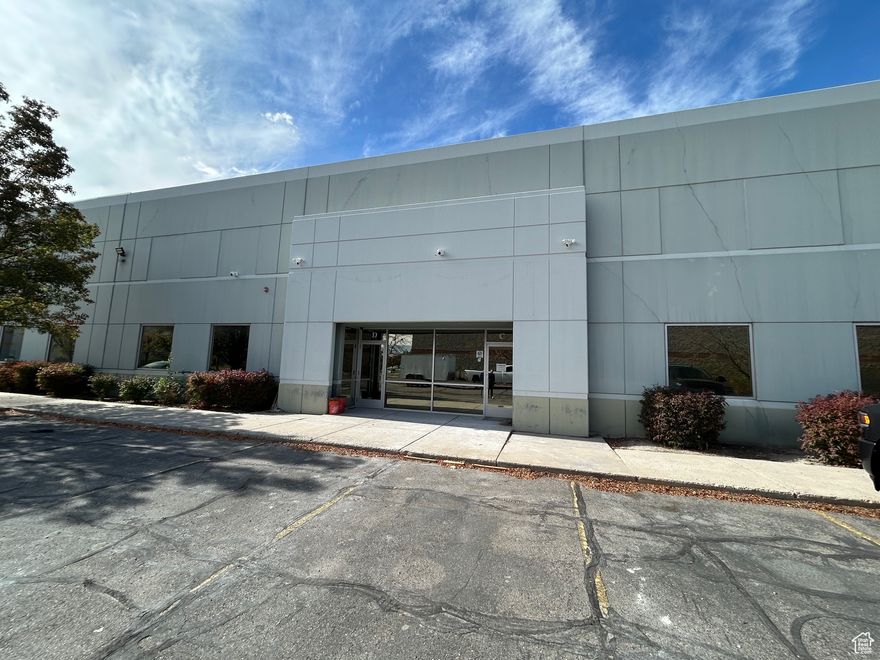 Great Location Flex Office with Large Warehouse.  Has customer entry and 2 private offices with breakroom/kitchen and bathroom. Has 2 large doors. Overhead storage of 800 square footage.