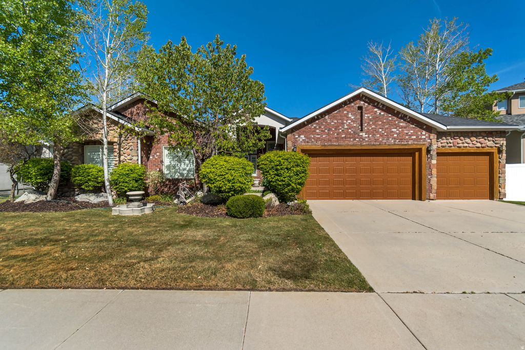 Photo of 533 E JADE PARK LN S, Draper, UT 84020 (MLS # 2162453)